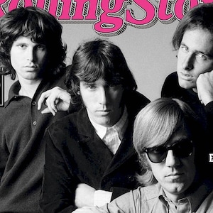 Op de afbeelding: Rolling Stone magazine cover met The Doors. De zwart-wit afbeelding toont de bandleden. De cover bevat tekst als "60 Jahre THE DOORS" en "DIE 25 BESTEN ELECTRO-ALBEN". Het tijdschrift is van september 2025.