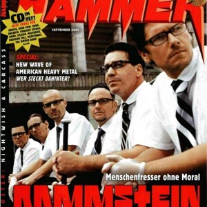 Puede incluir: La edición de septiembre de 2004 de la revista Metal Hammer presenta una portada con cinco personas con camisas blancas, corbatas y gafas. El título rojo dice METAL HAMMER y el texto inferior muestra RAMMSTEIN en una fuente roja llamativa.