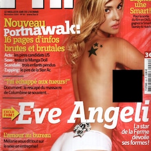 Puede incluir: Un número de noviembre de 2004 de la revista FHM que muestra a una persona rubia con un tatuaje de estrellas en la espalda, vistiendo ropa interior blanca. La portada roja incluye texto como Nouveau Portnawak, Eve Angeli y varios titulares.