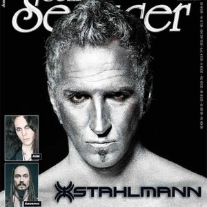 Könnte beinhalten: Ein Magazin-Cover mit einer Person mit silber bemalter Haut und Haaren. Der Titel lautet Sonic Seducer, mit dem Text Stahlmann, Exklusiver Sticker und einer Liste von Bandnamen wie Depeche Mode, Rob Zombie und anderen auf dem Cover.