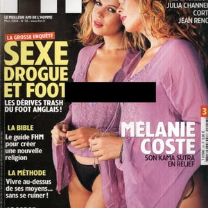 Puede incluir: Un número de marzo de 2004 de la revista FHM con una portada que muestra a una persona con una blusa transparente de manga larga color lavanda y ropa interior negra. La portada incluye titulares en amarillo y blanco como SEXE DROGUE ET FOOT.