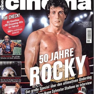 Könnte beinhalten: Magazin-Cover von Cinema mit Sylvester Stallone als Rocky. Der Titel "50 Jahre Rocky" ist prominent. Rote Boxhandschuhe sind im Bild zu sehen, sowie der Magazintitel.