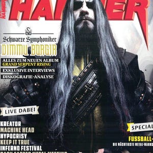 Peut inclure: Une couverture de magazine Metal Hammer montrant une personne aux longs cheveux gris et au maquillage noir. Le texte inclut 'Dimmu Borgir', 'Grand Serpent Rising' et une liste de groupes comme Kreator et Machine Head. Fond sombre avec des accents rouges.