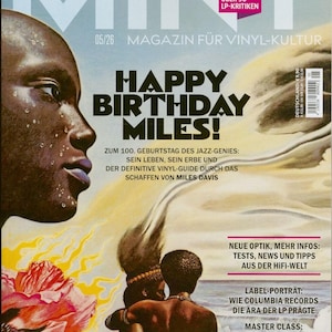 Könnte beinhalten: Ein Magazin-Cover mit dem Titel MINT, das ein Profilporträt mit Wassertropfen auf der Haut, eine große rosa Blume und eine Illustration von zwei sich umarmenden Personen am Strand zeigt. Der Text enthält HAPPY BIRTHDAY MILES und weitere Schlagzeilen.