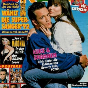 Könnte beinhalten: Ein Vintage Bravo-Magazin-Cover von 1992 mit Luke Perry und Shannen Doherty in einer engen Umarmung. Das Cover enthält Texte wie BRAVO, LUKE & SHANNEN, Blick hinter die Kulissen von Beverly Hills, 90210 sowie verschiedene andere Schlagzeilen.