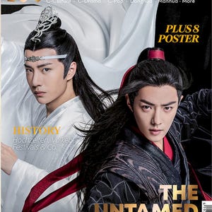 Könnte beinhalten: Magazin-Cover mit zwei Männern mit langen schwarzen Haaren und traditioneller Kopfbedeckung. Der Magazintitel lautet "DYNASTY" in Goldbuchstaben. Der Text enthält "THE UNTAMED" und "PLUS 8 POSTER".