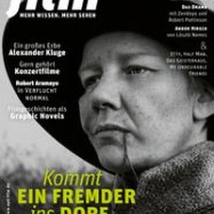 Könnte beinhalten: Ein Magazin-Cover mit dem Titel film, das ein Schwarz-Weiß-Porträt einer Person mit einem breitkrempigen Hut zeigt. Der Text enthält Schlagzeilen wie Ein großes Erbe Alexander Kluge, Robert Aramaye in VERFLUCHT NORMAL und Kommt EIN FREMDER ins DORF.