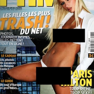 Puede incluir: Un número de septiembre de 2004 de la revista FHM con Paris Hilton en la portada. La portada muestra texto en negrita amarillo y blanco, incluido el titular LES FILLES LES PLUS TRASH! DU NET y el nombre Paris Hilton con el texto TROP RICHE, TROP SEXY!