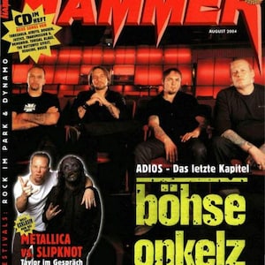 Puede incluir: La edición de agosto de 2004 de la revista Metal Hammer presenta una portada con cuatro hombres sentados en un teatro, una foto pequeña de dos músicos y texto en negrita que incluye "ADIOS - Das letzte Kapitel" y "böhse onkelz" en letras amarillas.