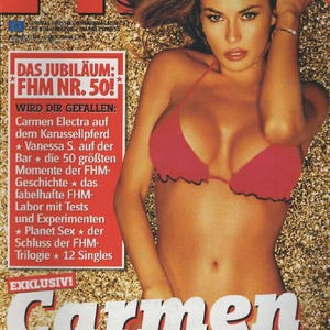 Puede incluir: Una portada de revista con una persona en bikini rojo con bordes negros. El texto incluye FHM, DAS JUBILÄUM: FHM NR. 50!, WIRD DIR GEFALLEN, Carmen Electra, EXKLUSIV! y Carmen glänzt. El fondo es una superficie dorada con textura.