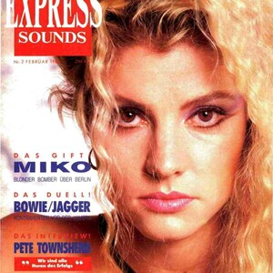 Könnte beinhalten: Ein Vintage-Magazin-Cover der Musik Express Sounds vom Februar 1985 mit einem Nahaufnahme-Porträt einer Person mit langem blonden Haar, rosa Lidschatten und rosa Lippenstift. Das Cover enthält markante Schlagzeilen in weißer und blauer Schrift.
