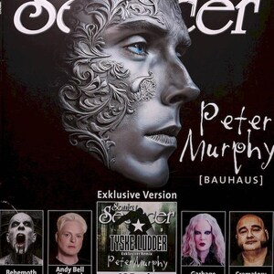 Może przedstawiać: Okładka magazynu z Peterem Murphym z Bauhaus. Okładka przedstawia srebrzystą twarz z ozdobnymi wzorami. Magazyn zawiera płytę CD i wymienia różne zespoły i artystów.
