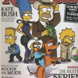 Puede incluir: Portada de la revista Rolling Stone con los personajes de Los Simpson disfrazados. Homer sostiene dinero, Marge lleva un paraguas y Bart est&aacute; vestido como un personaje de Star Trek. La portada incluye texto en alem&aacute;n.