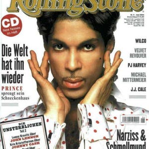Puede incluir: Una portada de la revista Rolling Stone de junio de 2004 con un retrato de Prince. El músico viste una camisa blanca con lunares rojos. La portada incluye texto como Rolling Stone, Die Welt hat ihn wieder y una lista de artistas.