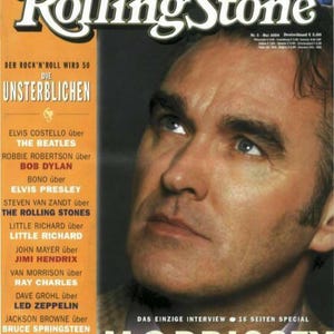 Puede incluir: Una portada de la revista Rolling Stone de mayo de 2004 con un retrato de Morrissey. La portada incluye texto como "Die Unsterblichen", "British Psychedelia Rare Trax" y una lista de artistas como The Beatles, Bob Dylan y Elvis Presley.
