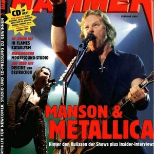 Puede incluir: Un número de febrero de 2004 de la revista Hard Rock & Metal Hammer con una portada que muestra a un músico cantando en un micrófono mientras toca una guitarra eléctrica, junto a otro músico al fondo y texto destacado en la imagen.