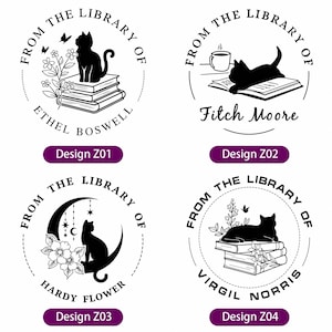 以下が含まれることがあります： 猫、コーヒーカップ、三日月、本の積み重ねが描かれた、白黒のブックプレートのイラストが4つあります。各ブックプレートには「From the Library of」というテキストと、その下に名前が書かれています。デザインは「Design Z01」、「Design Z02」、「Design Z03」、「Design Z04」とラベル付けされています。