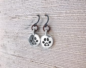 Boucles d'oreilles pattes de chien Breloques en étain plaqué argent avec crochets hypoallergéniques noirs et anneaux en cuivre Style naturel terreux Cadeau pour amoureux des chiens