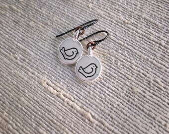 Boucles d'oreilles petit oiseau Breloques en étain plaqué argent avec crochets noirs hypoallergéniques et anneaux en cuivre Style inspiré de la nature Multicolore