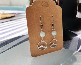 Boucles d'oreilles montagne. Breloques montagne en acier inoxydable avec perles naturelles et embouts en niobium