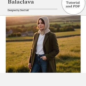 Puede incluir: Una mujer con un pasamontañas de ganchillo beige con cierre de botón, combinada con un abrigo verde y vaqueros. El texto "Crochet Button Balaclava" y "Designed by DeoCraft" son visibles. También hay un círculo con el texto "Video Tutorial and PDF".