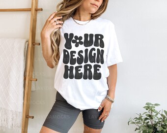 ホワイト Bella Canva 3001 モックアップ（Bella Canva 3001 ホワイト モックアップ）女性用シャツ モックアップ（POD 用特大 BC3001 ライフスタイル モックアップ）