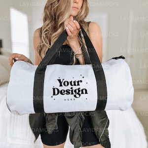 ダッフルバッグ JPG モックアップ MWW オンデマンド ダッフルバッグ モックアップ Printify 用 ダッフルバッグ 女性が持つダッフルバッグ モックアップ スポーティなダッフルバッグ モックアップ
