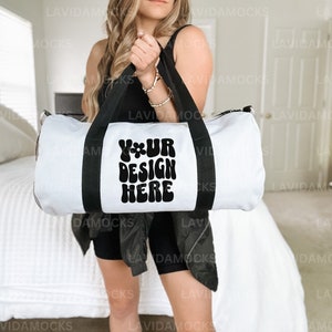 ダッフルバッグ JPG モックアップ MWW オンデマンド ダッフルバッグ モックアップ Printify 用 ダッフルバッグ 女性が持つダッフルバッグ モックアップ スポーティなダッフルバッグ モックアップ