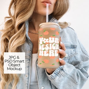 Mockup PSD di un bicchiere con beccuccio smerigliato, modello di una lattina di vetro da 16 once, modello di Photoshop di un bicchiere Libbey smerigliato, modello di un modello di lattina di vetro, modello di un bicchiere con beccuccio