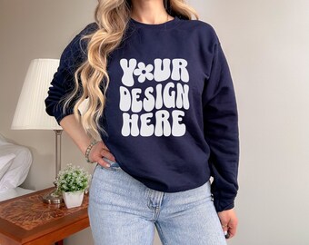 Gildan 18000 Navy Mockup para impressão sob demanda Navy Gildan 18000 Mockup Trendy Navy Mockup Mockup Feminino para Gildan 18000 Navy
