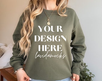 Puede incluir: Una sudadera verde con el texto "YOUR DESIGN HERE lavidamocks" impreso en blanco en la parte delantera.