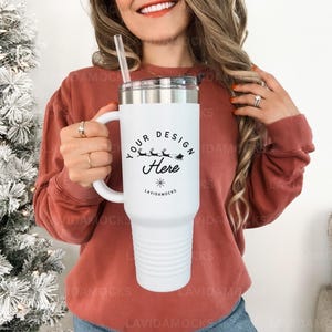 Christmas Printify Mockup di bicchiere isolato da 40 once JPG Mockup di cammello polare bianco Mock prodotto reale Mockup di bicchiere bianco da 40 once Stampa su richiesta