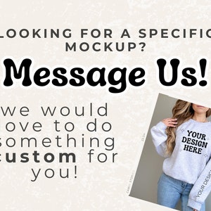 K&ouml;nnte beinhalten: Ein grauer Sweatshirt-Mockup mit dem Text "YOUR DESIGN HERE" auf der Vorderseite. Der Text "YOUR DESIGN" befindet sich auch auf dem &Auml;rmel. Das Model tr&auml;gt eine blaue Jeans.