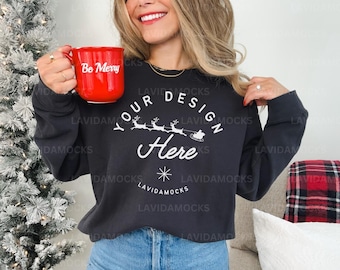 Könnte beinhalten: Schwarzer Pullover mit einem weißen Design, das "Your Design Here" mit einem Schneeflocken- und Rentiermotiv sagt. Der Pullover hat lange Ärmel und einen Rundhalsausschnitt.