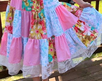 ピンクとブルーの花柄パッチワークスカート、レース裾付き｜手作りコテージコアボヘミアンマキシスカート｜一点物