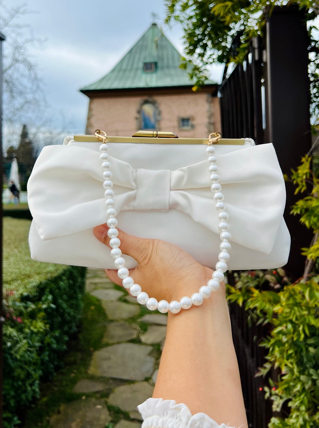 Bow clutch purse