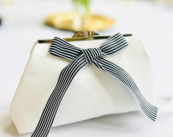 Clutch de novia de satén con lazo blanco y negro, bolso de dama de honor, opciones de personalización y más colores.