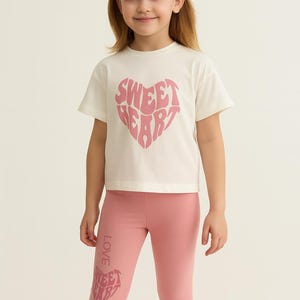 Conjunto de verano para niña Sweet Heart: Conjunto de algodón de dos piezas en blanco y salmón. Ropa de estar por casa para niña pequeña.