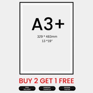 Op de afbeelding: A3+ poster in een zwarte lijst. De afmetingen van de poster zijn 329 x 483 mm (13 x 19 inch). De afbeelding bevat de tekst "KOOP 2 KRIJG 1 GRATIS" en andere tekst op zwarte ovalen.