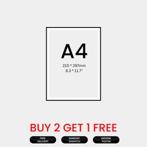 Op de afbeelding: A4-poster met afmetingen van 210 x 297 mm (8,3 x 11,7 inch). De poster heeft een zwarte rand en de tekst "A4" in vette letters. De afbeelding bevat ook de tekst "BUY 2 GET 1 FREE".