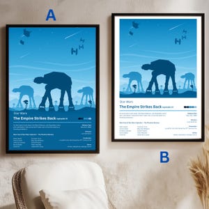 以下が含まれることがあります： 2つの額入りスターウォーズ映画ポスター。ポスターは、AT-ATウォーカーとTIEファイターのシルエットが描かれた青色の背景が特徴です。「スターウォーズ/帝国の逆襲」のテキストが各ポスターに表示されています。