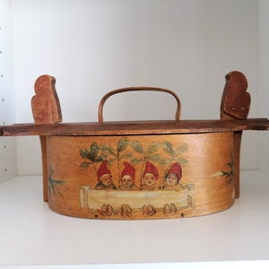Antique handpainted folklore wooden box with lid Sweden year ca 1900 - Free shipping included