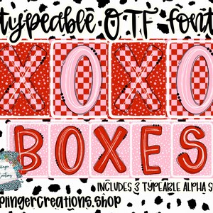 以下が含まれることがあります： 「XOXO」と「BOXES」の文字が遊び心のあるフォントでデザインされたデジタルデザイン。文字はピンクと赤のチェック柄の背景に配置されています。デザインには「typeable OTF font!」と「INCLUDES 3 TYPEABLE ALPHA SETS」の文字が含まれています。