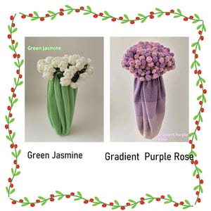 Puede incluir: Dos arreglos florales de ganchillo. A la izquierda, flores de jazm&iacute;n blancas en un jarr&oacute;n tejido de color verde claro, etiquetado Green Jasmine. A la derecha, un ramo de rosas moradas en un jarr&oacute;n tejido con degradado morado, etiquetado Gradient Purple Rose.