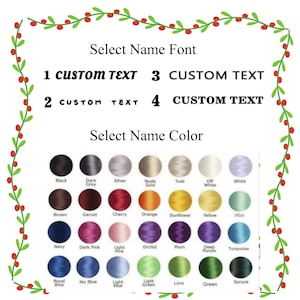 Puede incluir: Una tabla de selecci&oacute;n de fuentes y colores con un borde de enredadera verde y bayas rojas. El texto dice Select Name Font, 1 CUSTOM TEXT, 2 CUSTOM TEXT, 3 CUSTOM TEXT, 4 CUSTOM TEXT y Select Name Color, seguido de una cuadr&iacute;cula de 28 muestras de color circulares.