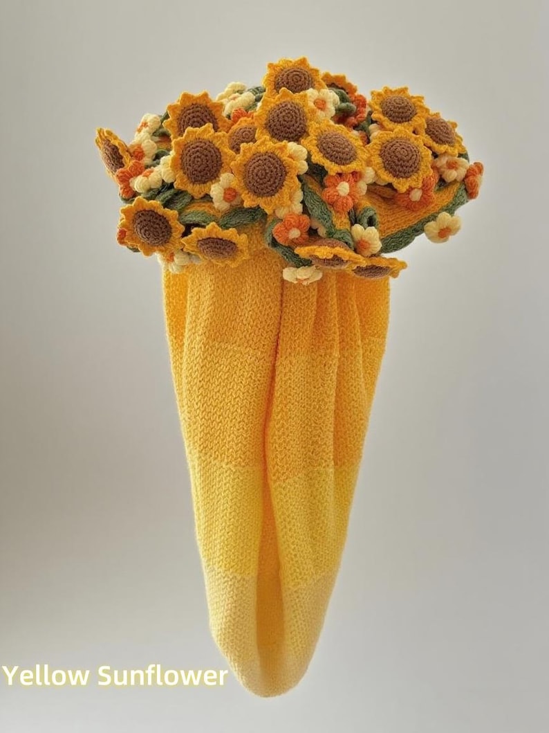 Puede incluir: Una toalla de punto amarilla para colgar con un adorno superior de girasoles de ganchillo y peque&ntilde;as flores naranjas y blancas. La toalla tiene un dise&ntilde;o de color amarillo degradado y el texto Yellow Sunflower aparece en la esquina inferior.