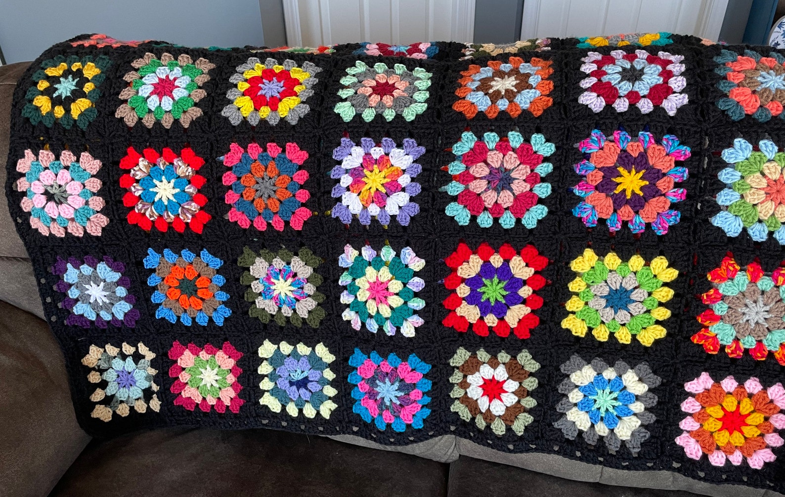 Coperta quadrata della nonna fatta a mano all'uncinetto, molto accogliente. Copriletto vintage fatto a mano all'uncinetto. - Italia