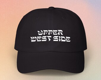 Casquette de baseball Upper West Side avec police hébraïque | Fierté juive de New York (Couleurs foncées)