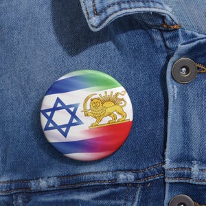 Israelisk och persisk lejonflagga med knapp Pride-märke för judiskt och iranskt arv