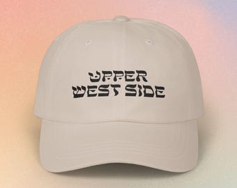 Casquette de baseball Upper West Side avec police hébraïque | Fierté juive de New York (Couleurs claires)